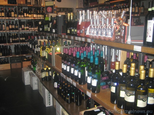 Vīna studijas veikalā var izvēlēties kādu no 500 pasaules vīniem līdzi nešanai vai arī lūgt to atvērt un baudīt uz vietas 37667