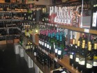 Vīna studijas veikalā var izvēlēties kādu no 500 pasaules vīniem līdzi nešanai vai arī lūgt to atvērt un baudīt uz vietas 19