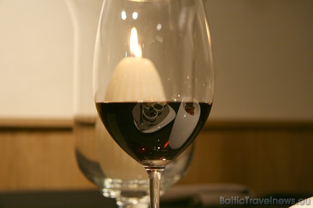 Vīna bārs Oga ļauj droši paļauties uz vīnziņu atlasītu dzērienu karti 38096