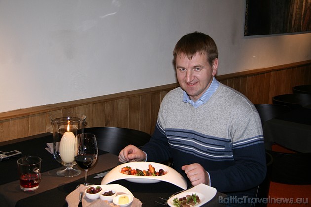 BalticTravelnews.com direktors Aivars Mackevičs izbauda restorāna Oga Mārtiņdienas zosi 38100