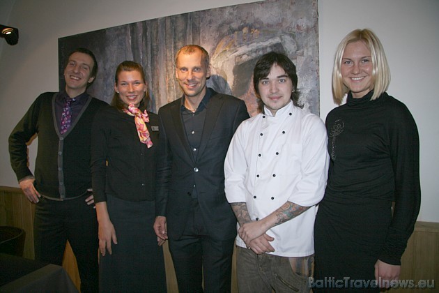 No kreisās restorāna vadītājs Ernests Zvaigzne, viesmīle Elza Bērziņa, īpašnieks Gundars Ozols, šefpavārs Aleksandrs Žiļuks un mārketinga vadītāja Ain 38101
