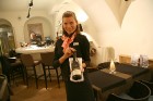 Restorāna - vīna bāra Oga viesmīle Elza Bērziņa piedāvā vīna karti ar gandrīz 200 pozīcijām 4