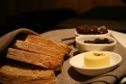 Ciabatta ar olīvas tapenādi, calamato olīvām un sviestu 9
