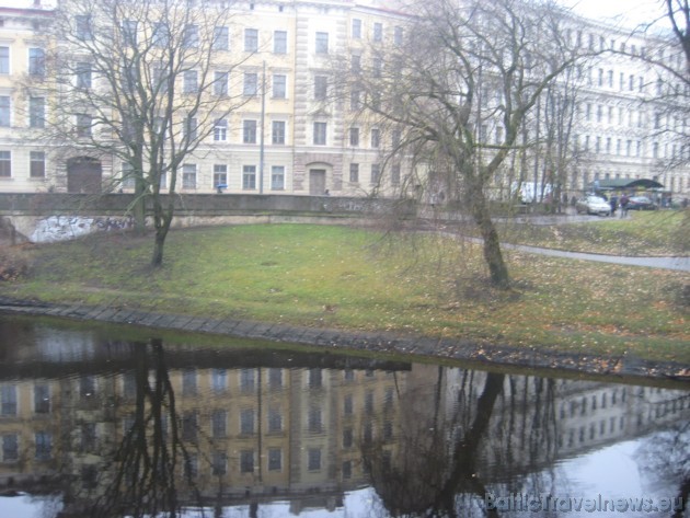 Rudens nav tikai lietus un vēji - rāmajā kanāla ūdenī spoguļojas apkārtējās ēkas 38157