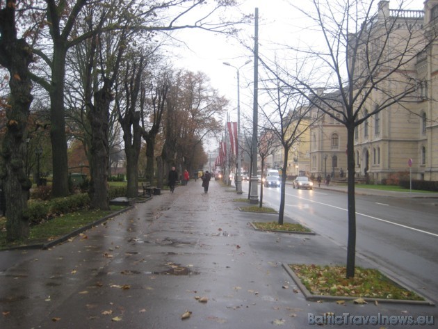 Pilsētnieki steidzas savās gaitās gar Latvijas Universitātes galveno ēku 38163