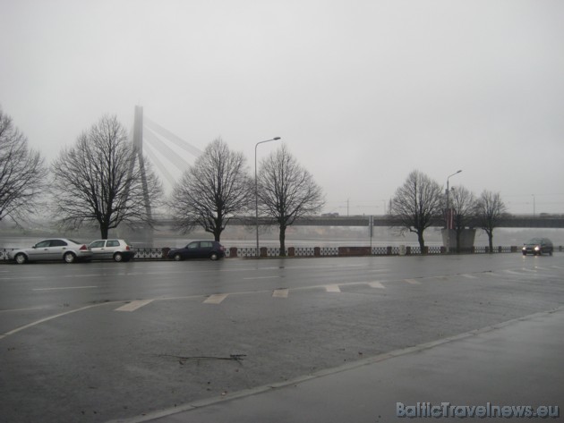 Skats uz Daugavu un Vanšu tiltu ir pelēcīgs un miglains, bet majestātisks 38171