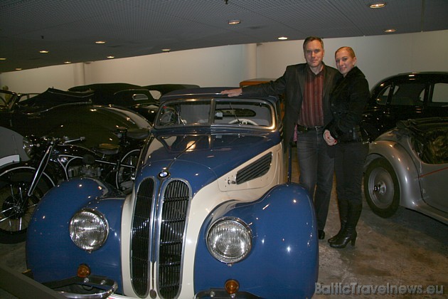 Rīgas Motormuzeja galvenais krājuma glabātājs Valdis Kļaviņš kopā ar kolēģi Valentīnu Bondarenko pie antīka BMW 38212