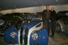 Rīgas Motormuzeja galvenais krājuma glabātājs Valdis Kļaviņš kopā ar kolēģi Valentīnu Bondarenko pie antīka BMW 18