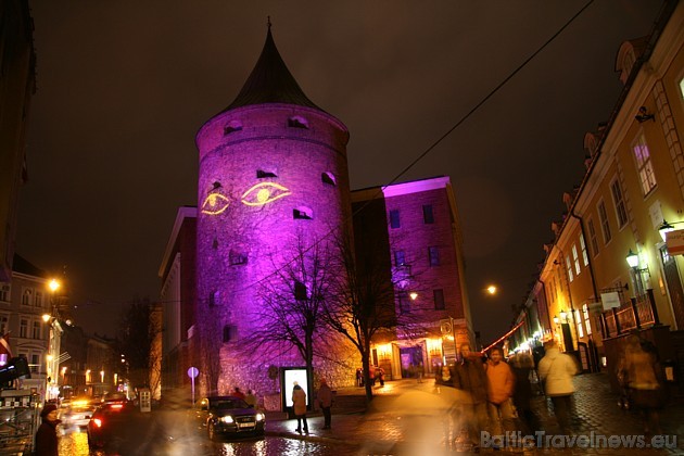 Pulvertornis ir pārvērties gaismas festivāla laikā par Rīgas sargu 38295