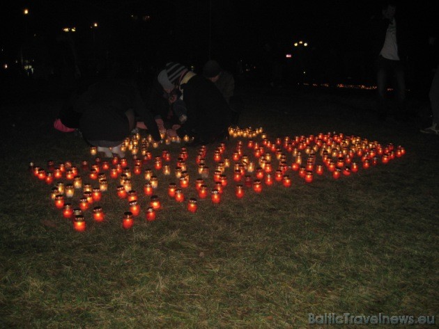 Sasildīt valsti un Jelgavu ar sveču kompozīcijām Latvija uguns zīmēs mēģināja pilsētas skolēni 38320