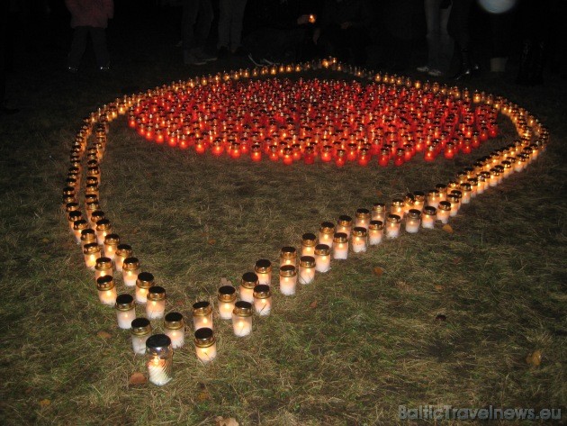 Jelgavas Valsts ģimnāzijas skolēni no svecēm bija izveidojuši aci kā gudrības, gaismas un cerības simbolu 38322