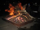 Hercoga Jēkaba laukumā bija iekurināti arī divi ugunskuri, lai vairotu siltumu un gaismu svētku vakarā 7