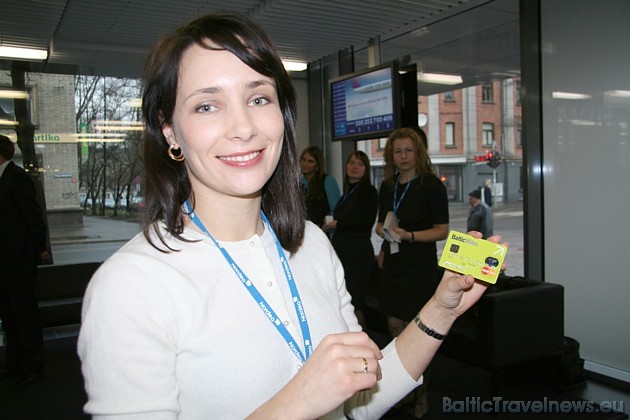 Nordea bankas Sabiedrisko attiecību vadītāja un preses sekretāre Dagnija Stuķēna prezentē jauno BalticMiles MasterCard kredītkarti 38378