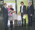 Nordea banka sveic pirmo ģimeni, kas ieguvusi BalticMiles MasterCard kredītkarti, kas ļauj tās īpašniekiem maksāt tikai par iztērēto kredītu, vēl jo v 5