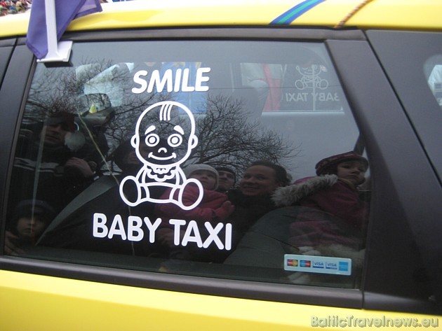 Bērnu taksometri Smile Baby Taxi ir aprīkoti ar bērnu auto sēdeklīšiem, mitrām salvetēm un jaukām dāvaniņām mazajiem pasažieriem 38520