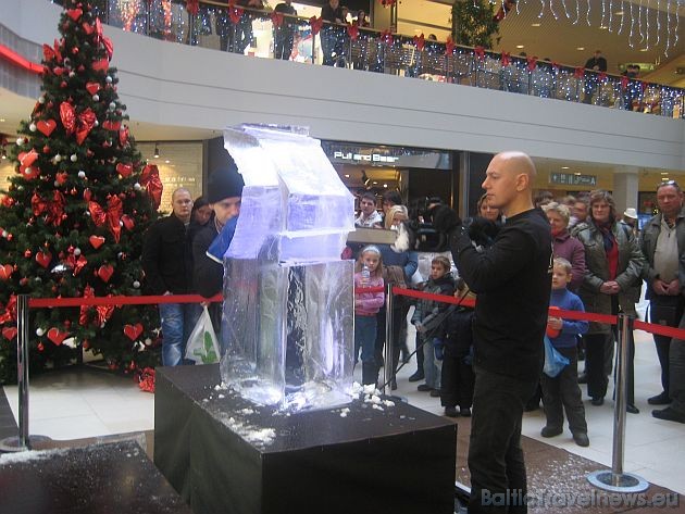 Apmeklētāji var uz vietas vērot, kā talantīgais ledus tēlnieki no lieliem ledus klučiem izveido īstus mākslas darbus 38681