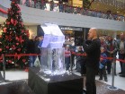 Apmeklētāji var uz vietas vērot, kā talantīgais ledus tēlnieki no lieliem ledus klučiem izveido īstus mākslas darbus 7