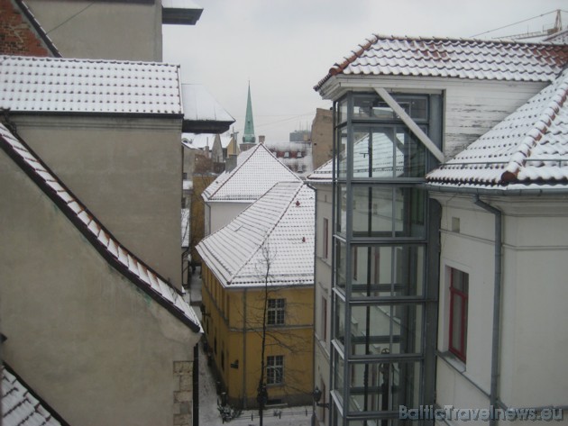 No viesnīcas logiem paveras romantisks skats uz Vecrīgas jumtiem un baznīcu torņiem 38715