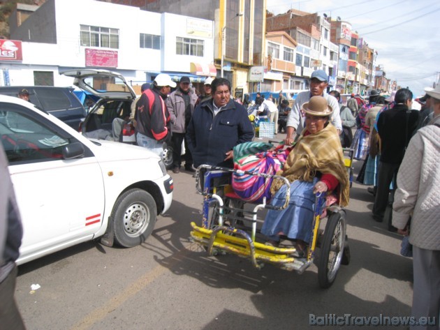 Pie Bolīvijas un Peru robežas valda rosība un dzīva satiksme 38803