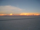 Saulriets iekrāso debesis virs Ujuni sāls līdzenuma neticamās krāsās 3