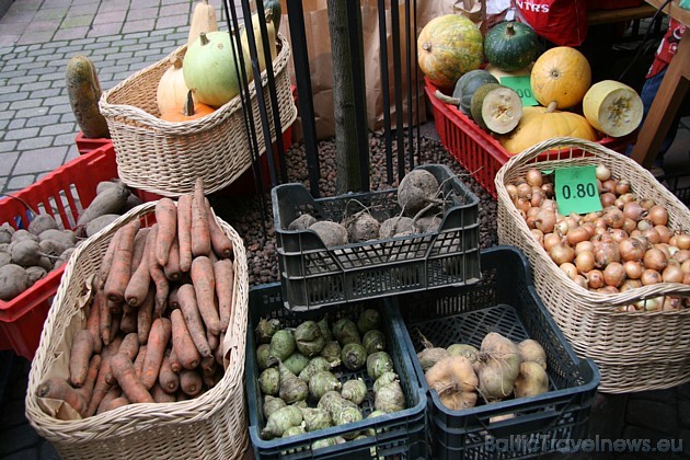 Līdz ar lielo lielveikalu dominanci Latvijas pārtikas tirdzniecībā, latviešu vēderi kļūst par standartizētās ēdienkartes lietotājiem, bet Berga bazārs 38811