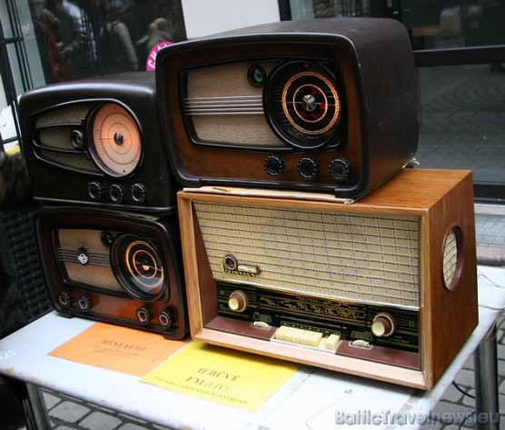 Berga bazārā tiek piedāvāti veci radio, kas tiek aprīkoti ar modernu tehniku, lai tie varētu uztvert FM signālus. Piedāvā arī vecos radio salabot - te 38820