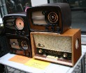 Berga bazārā tiek piedāvāti veci radio, kas tiek aprīkoti ar modernu tehniku, lai tie varētu uztvert FM signālus. Piedāvā arī vecos radio salabot - te 16