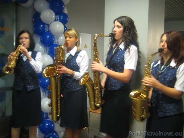 Četrmiljono pasažieri Rīgas lidostā svinīgi sagaidīja n[ex]t saksofonu kvartets 38861