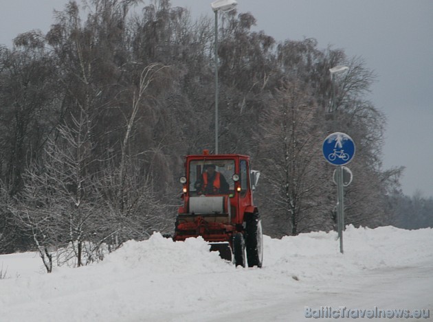 Ir taču ziema, un tas jāsaprot ir gan kājāmgājējiem, gan autobraucējiem! 38983