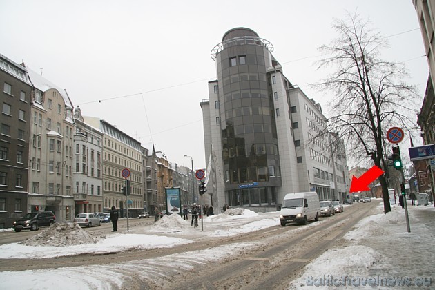 Restorāns Dejavu atrodas Nordea bankas māja (Brīvības ielas un Cēsu ielas krustojums). Bildē skats no krustojuma uz Rīgas centra pusi. 39015
