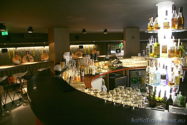 Apaļais bārs, kas atrodas virs restorāna zonas, piedāvā bagātīgu vīnu, stiprā alkohola un kokteiļu izvēli, kas spēj apmierināt arī visprasīgako klient 39023