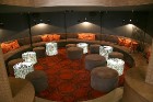Lounge, ko raksturo ērti dīvāni un izgaismoti galdiņi spēs dot „sirreālu”  sajūtu, un uzņemt jebkura veida pasākumus 5