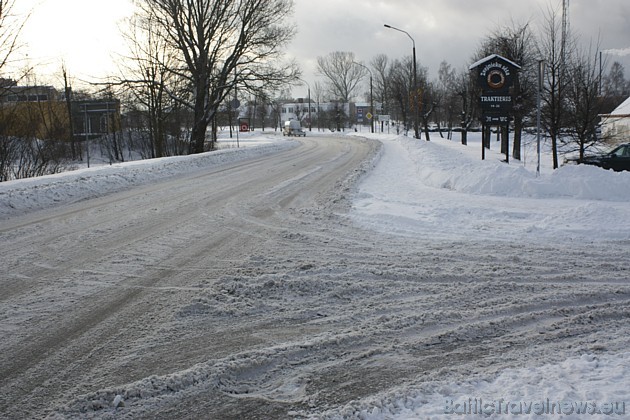 Bildēs jābūt redzamiem autoceļiem, mašīnām, sniegam vai jebkam citam, kas saistīts ar ziemas ceļiem un braukšanu pa tiem 39114