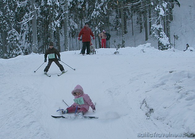 Mazo slēpotāju prieku nespēja sabojāt pat kritieni 39227