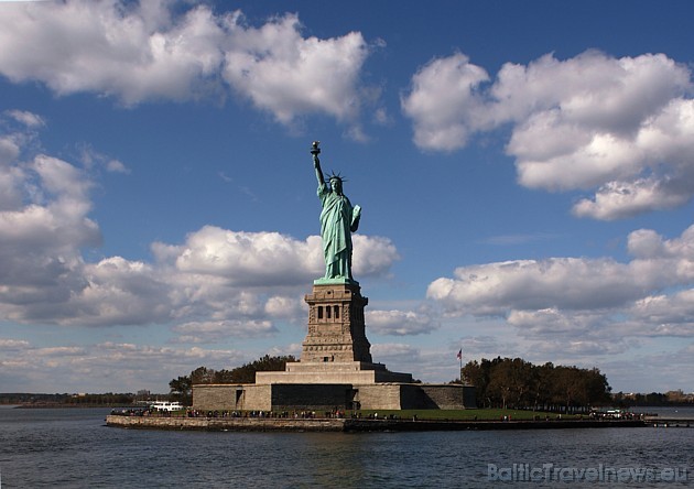 Brīvības statuja, ko ASV dāvināja Francija, ir Ņujorkas pazīstamākais tūrisma objekts 39264