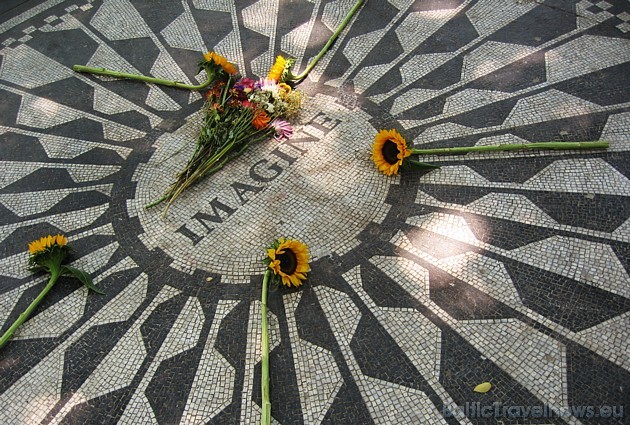 Daudzi Ņujorkā apmeklē leģendārā The Beatles dalībnieka Džona Lenona piemiņas vietu Strawberry Fields 39274