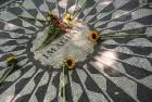 Daudzi Ņujorkā apmeklē leģendārā The Beatles dalībnieka Džona Lenona piemiņas vietu Strawberry Fields 12