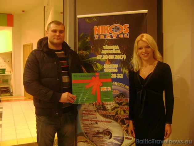 Laimīgais uzvarētājs Ainars Veisbuks kopā ar tūrisma aģentūras Nikos Travel direktori Jeļenu Serebrjakovu 39294