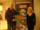 Laimīgais uzvarētājs Ainars Veisbuks kopā ar tūrisma aģentūras Nikos Travel direktori Jeļenu Serebrjakovu 11