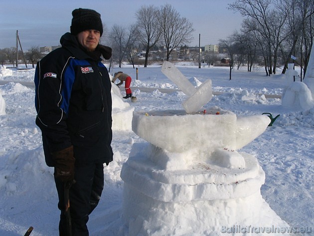 Kalējs Edgars Vronskis pie savas sniega skulptūras - kalēja laktas 39425