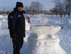 Kalējs Edgars Vronskis pie savas sniega skulptūras - kalēja laktas 7