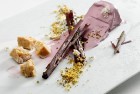 Violetais krēms, viens no restorāna īpašajiem desertiem 7