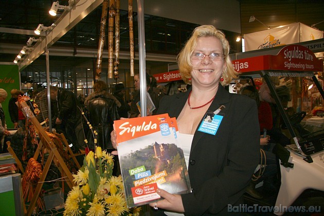 Apmeklētāji saņem Siguldas stenda izdales materiālus izstādē Balttour 2010
www.travelcard.lv 39617