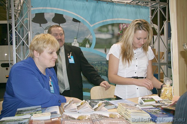 Latgales stends izstādē Balttour 2010 - (no kreisās) Lolita Kozlovska un Inga Vonoga 39675