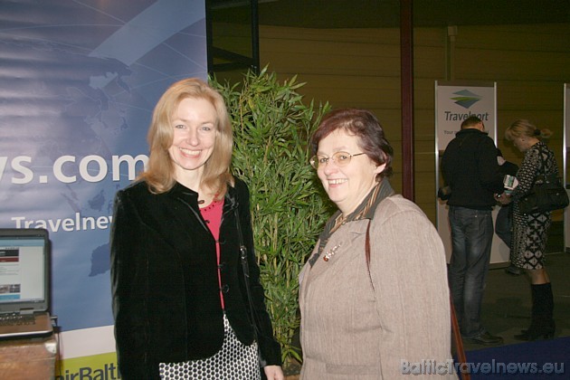 BalticTravelnews.com direktora vietniece Benita Zaretoka (no kreisās) un Līvija Brūvere (BA Turība) 39718