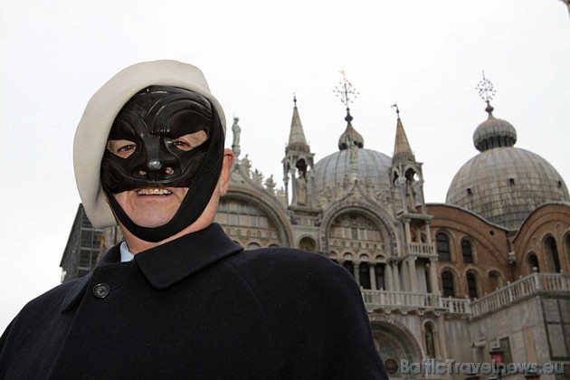 Tradicionāli Venēcijas karnevālā izmanto pusmaskas - maskas, kas aizsedz tikai daļu sejas 39799