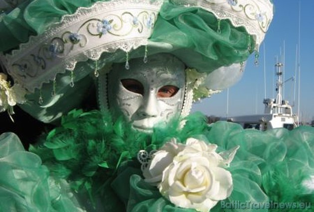 Tomēr pats skaistākais Venēcijas karnevālā ir dažādo krāsaino, kreatīvo masku un tērpu košums 39801