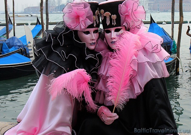 Košās maskās tērptas sievietes Venēcijas karnevālā 39807