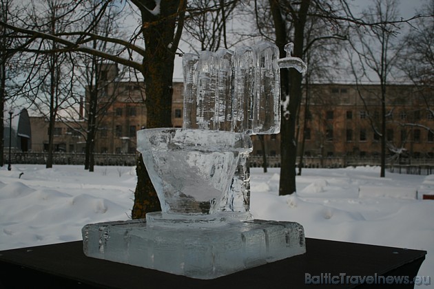 Lai skatītājus priecētu ar papildus ledus mākslas objektiem (ledus bārs, u.c.) no Jelgavas apkārtnes ūdenskrātuvēm tika izzāģēts dabīgi sasalušais upe 39879