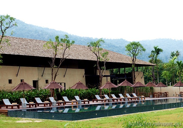 Katrai villai ir savs baseins, tāpēc vienīca sevi sauc par private forest pool villas - privātajām baseinu villām mežā 40004